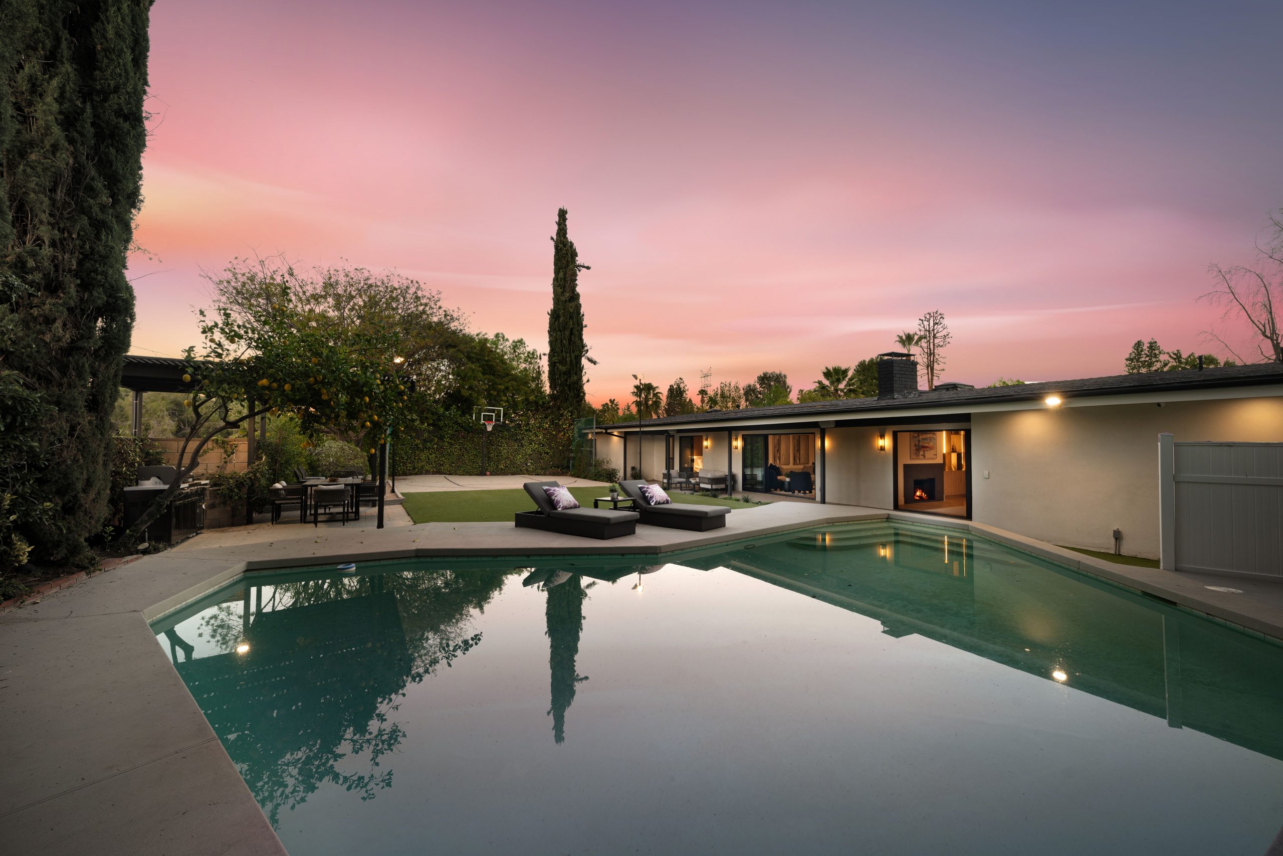 Direct Booking vs. Airbnb: What 2,284 Listings Show About Guests, Fees, and Ranking