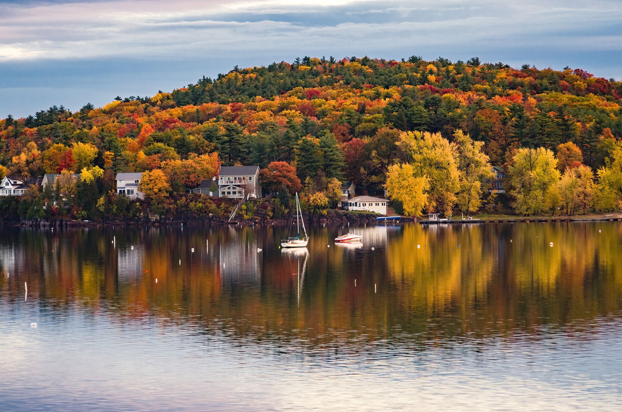 Best Places to See Fall Foliage in the US in 2026 (And Where to Stay for the Best View)
